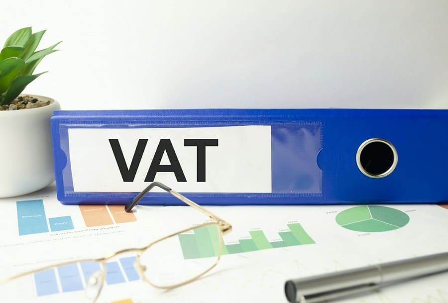 segregator z napisem VAT